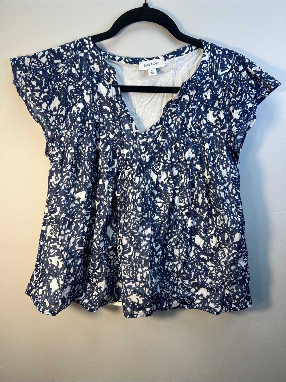 Evereve Navy and White Abstract V-Neck Cap Sleeve Blouse